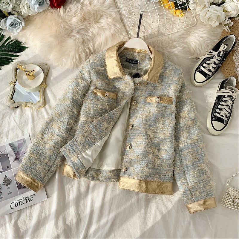 Női alkalmi kabát gombokkal és klasszikus gallérral