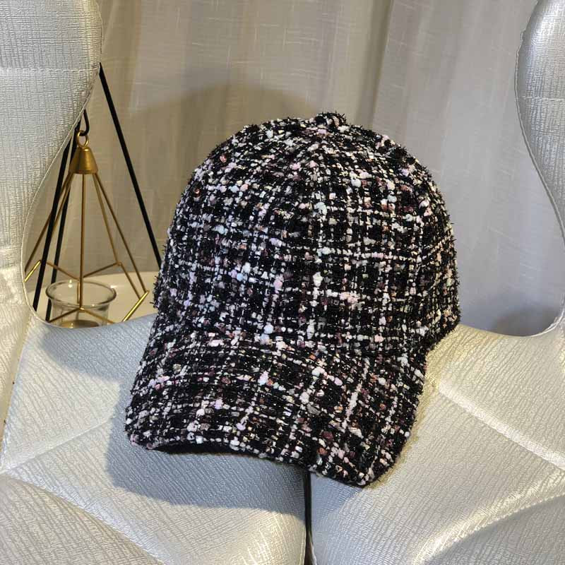 Aktuális női sapka napellenzővel, három színben