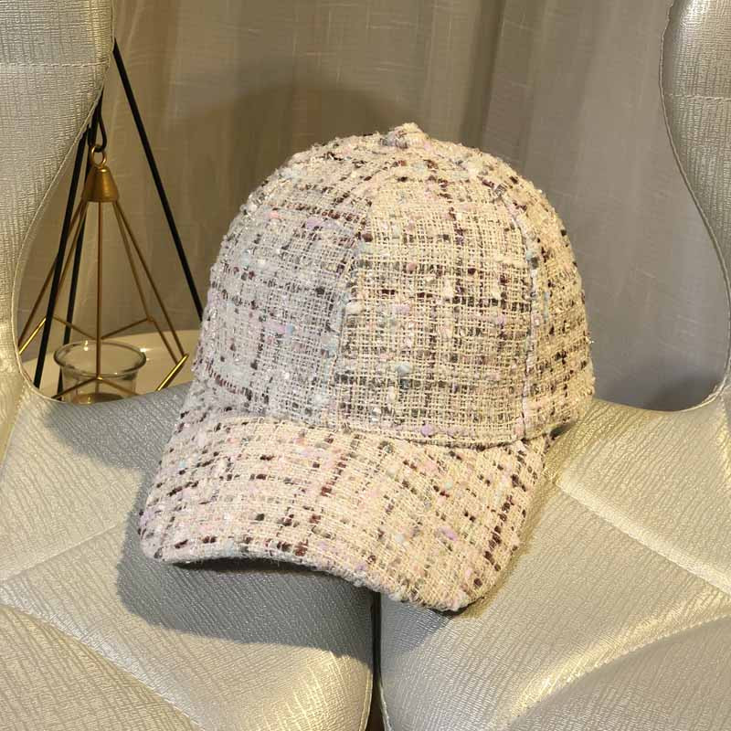 Aktuális női sapka napellenzővel, három színben