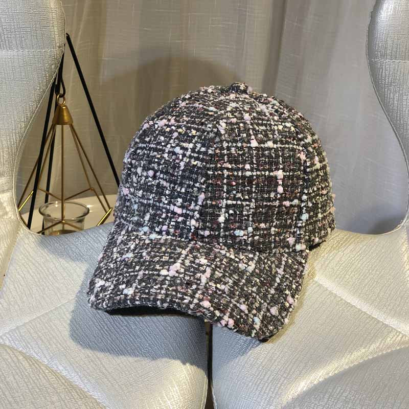 Aktuális női sapka napellenzővel, három színben