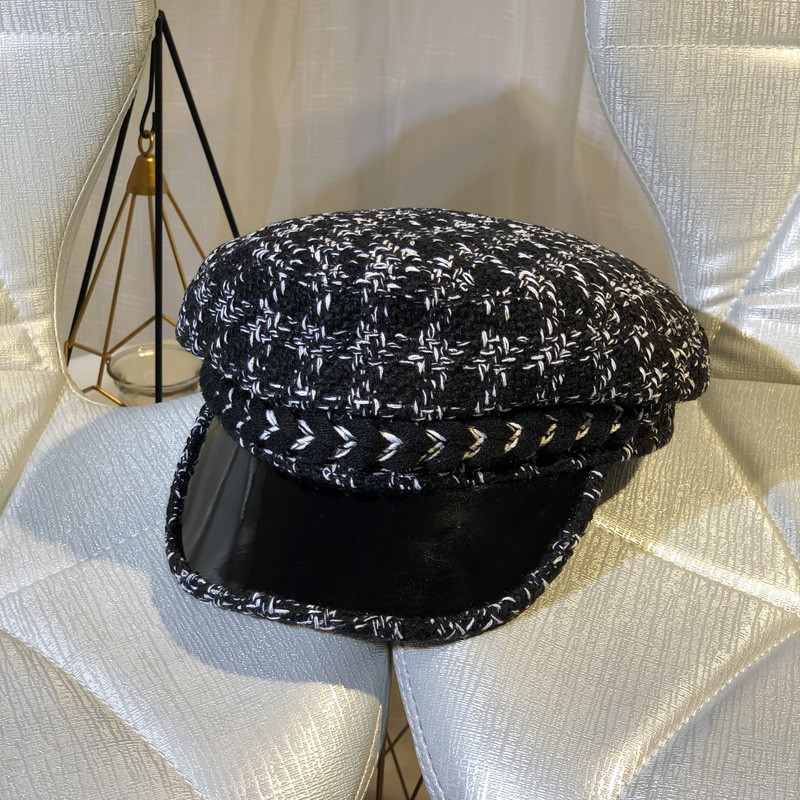 Γυναικείο χειμερινό καπέλο με γείσο σε μαύρο και άσπρο χρώμα