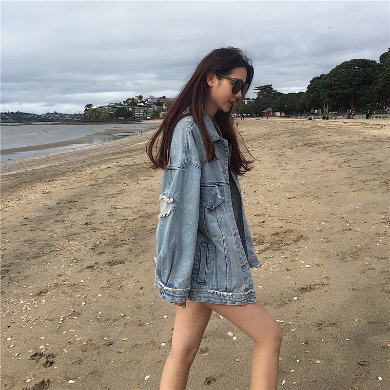 Μοντέρνο γυναικείο τζιν μπουφάν σε μπλε χρώμα