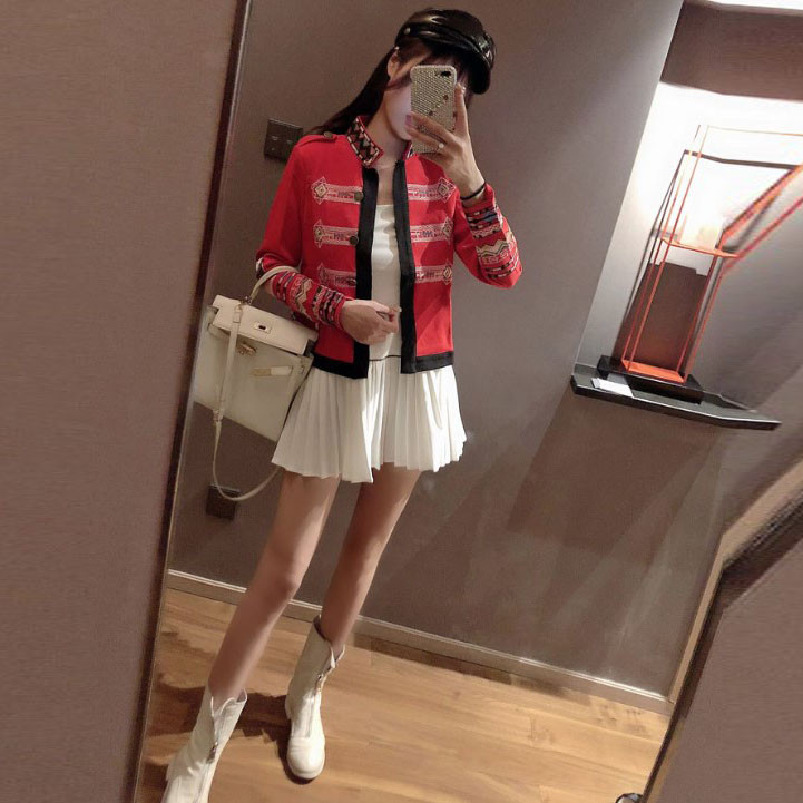 Modern női rövid kabát fekete és piros színben