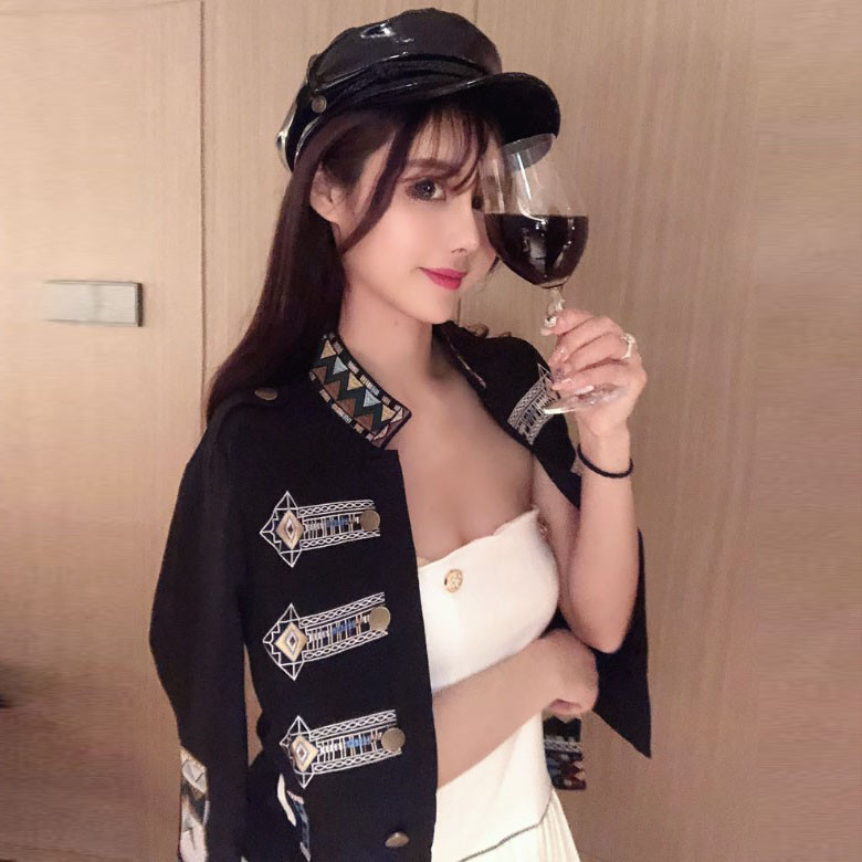 Modern női rövid kabát fekete és piros színben