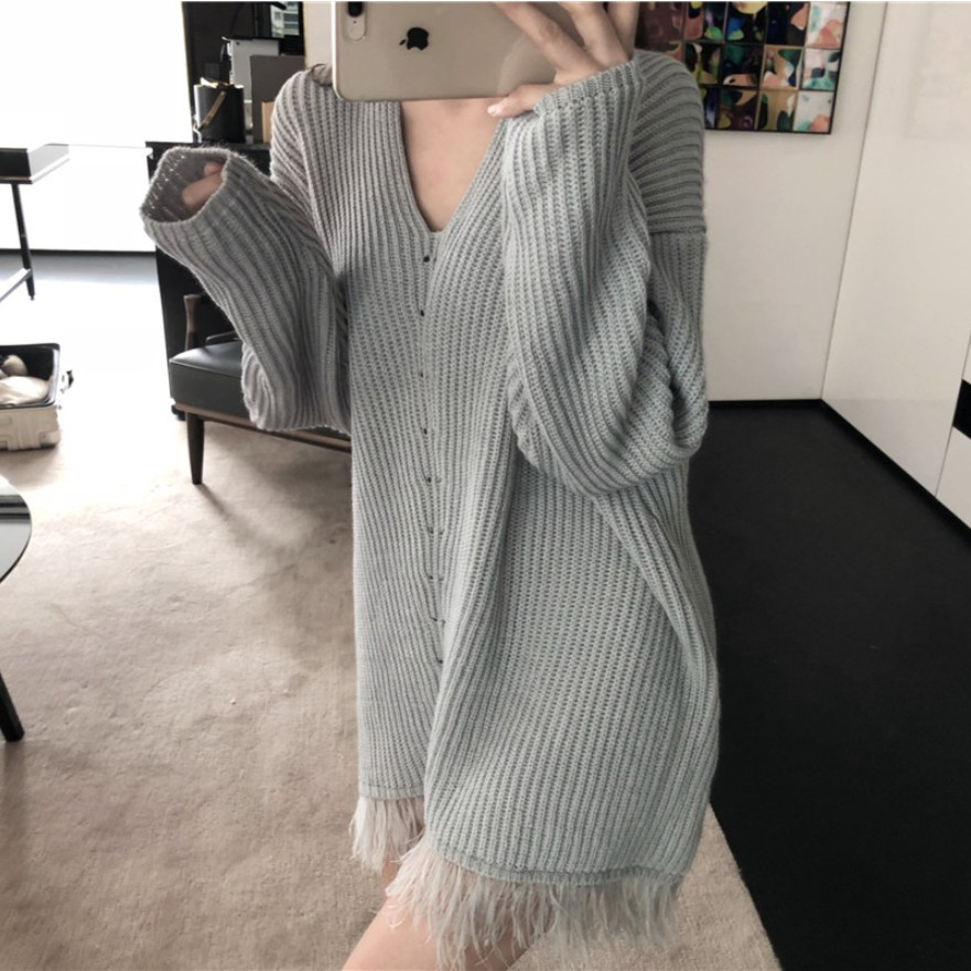 Modern női kötött ruha - széles, tollas modell