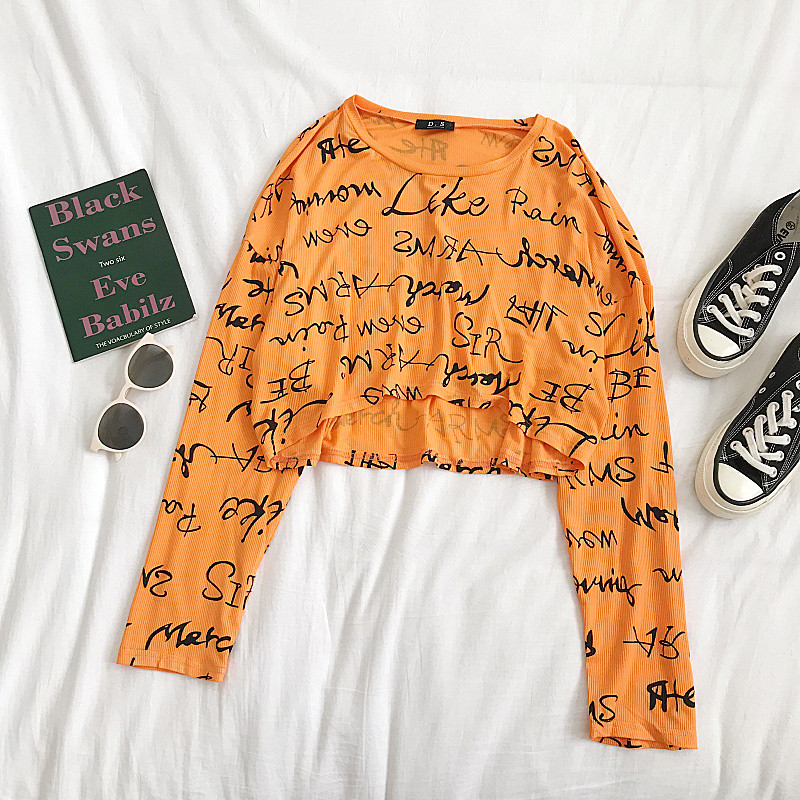 Σύντομη γυναικεία μπλούζα σε τρία χρώματα με γράμματα