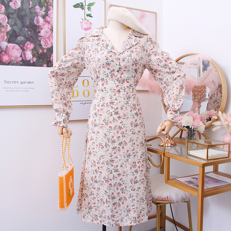 Új modell női ruha virágos motívumokkal - több színben szabott modell