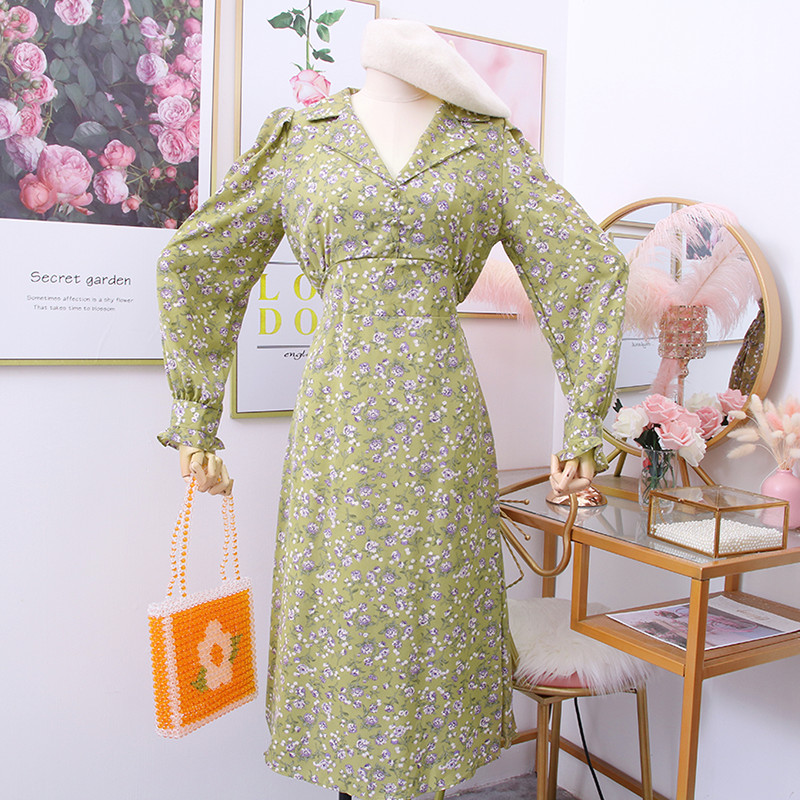 Új modell női ruha virágos motívumokkal - több színben szabott modell