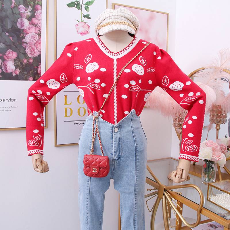 Pulover de dama actual cu motive florale in negru si rosu