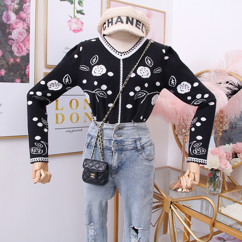 Pulover de dama actual cu motive florale in negru si rosu