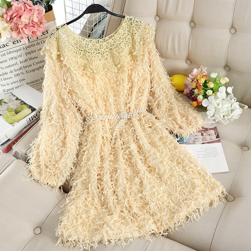 Modern női ruha csipkével és gyöngyökkel, különböző színekben