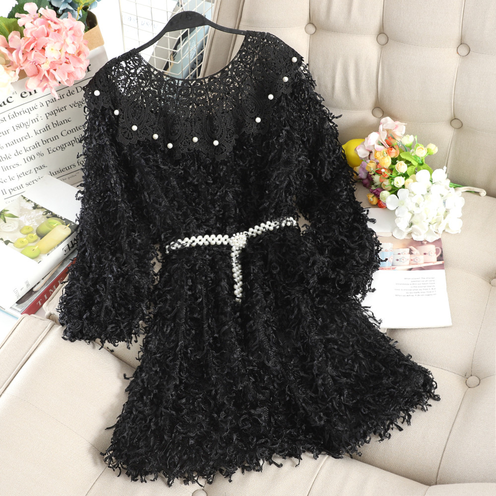 Modern női ruha csipkével és gyöngyökkel, különböző színekben