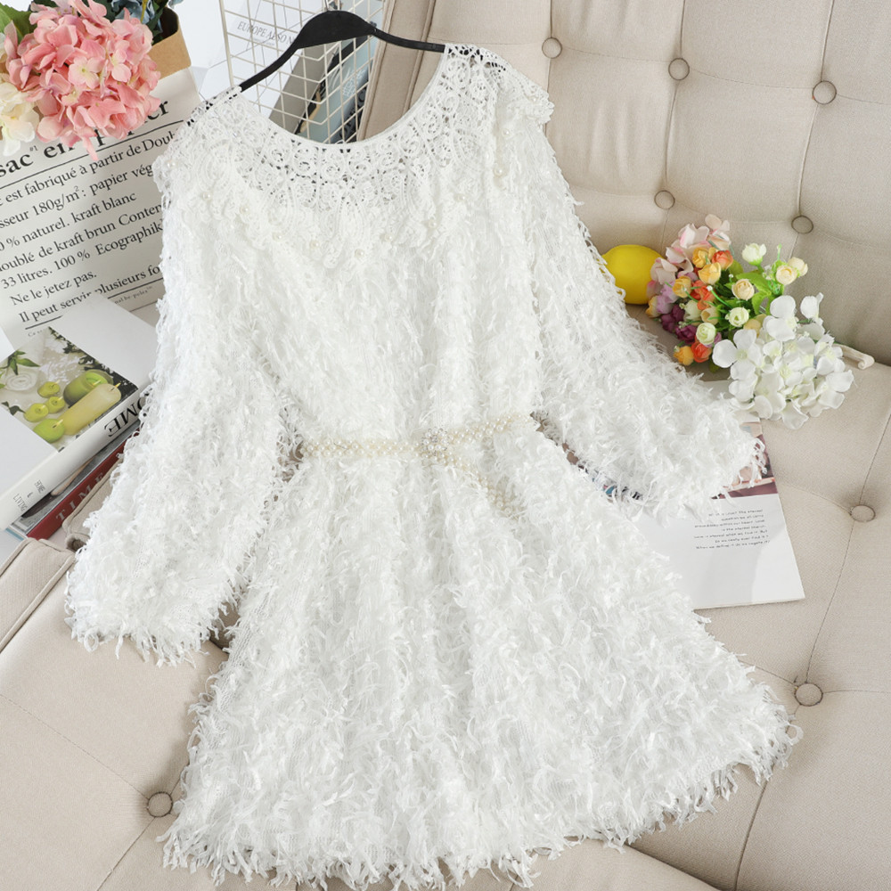 Modern női ruha csipkével és gyöngyökkel, különböző színekben