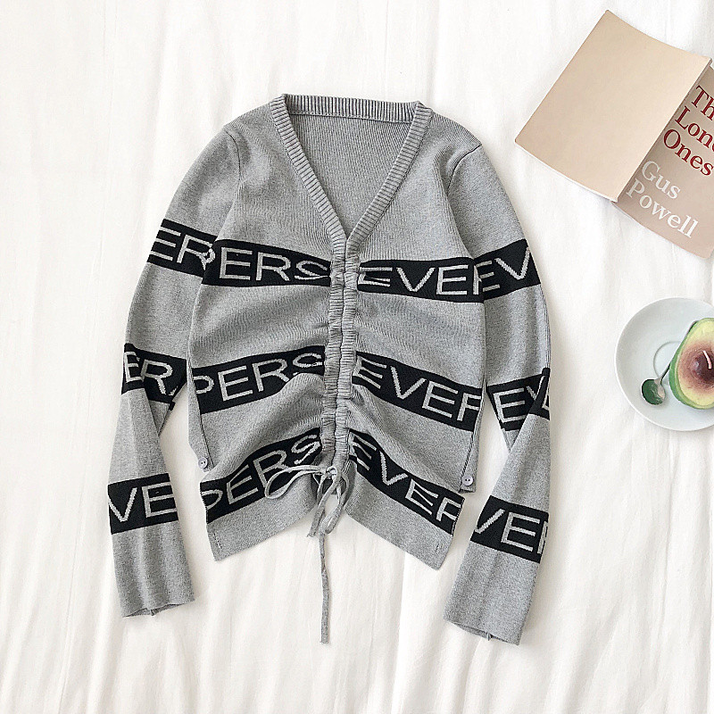 Női blúz három színben feliratokkal és nyakkendőkkel