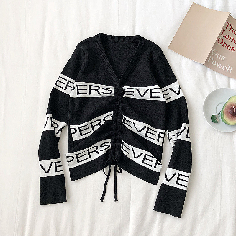 Női blúz három színben feliratokkal és nyakkendőkkel