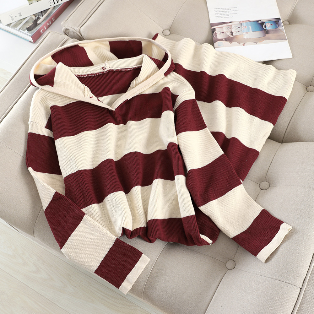 Αθλητικό γυναικείο ριγέ φόρεμα με κουκούλα σε μαύρο και κόκκινο χρώμα