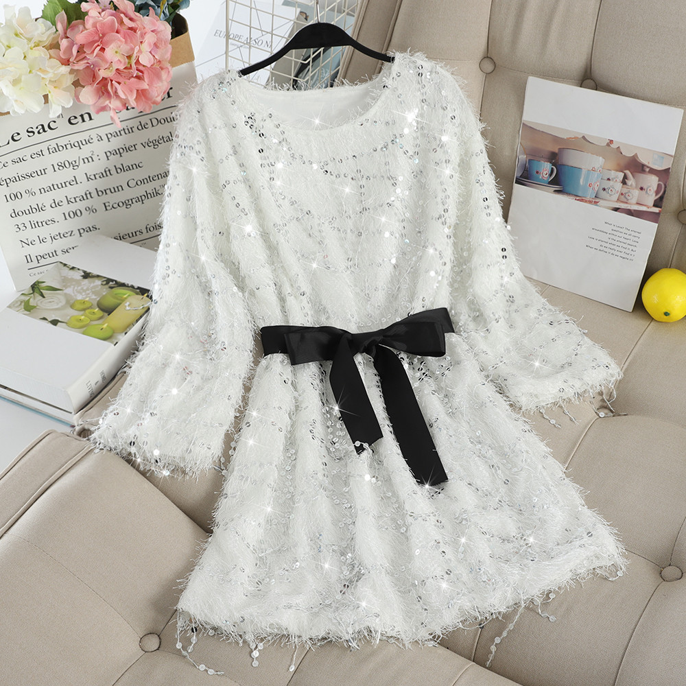 Modern női ruha flitterekkel és szalaggal több színben