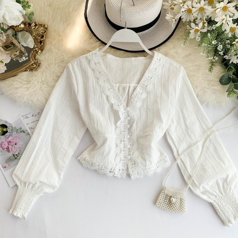 Női ing csipkével és spitz nyakkivágással