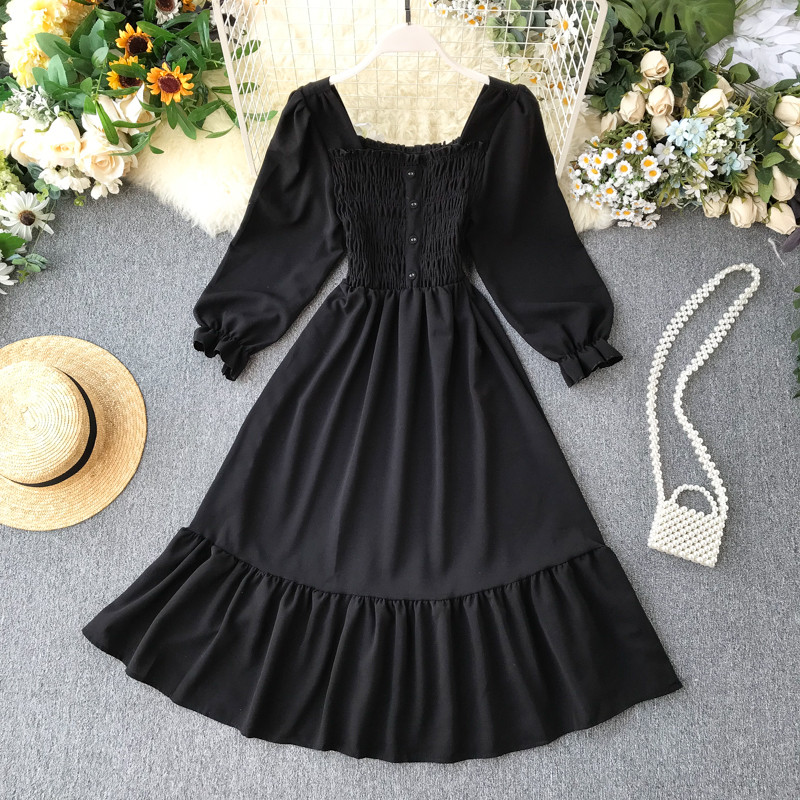 Női ruha négyzet alakú nyakkivágással és hosszú ujjal