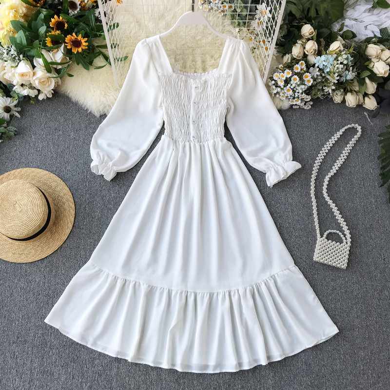 Női ruha négyzet alakú nyakkivágással és hosszú ujjal