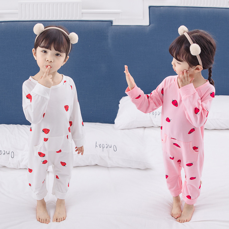 Детска пижама в розов и бял цвят с джоб и апликация