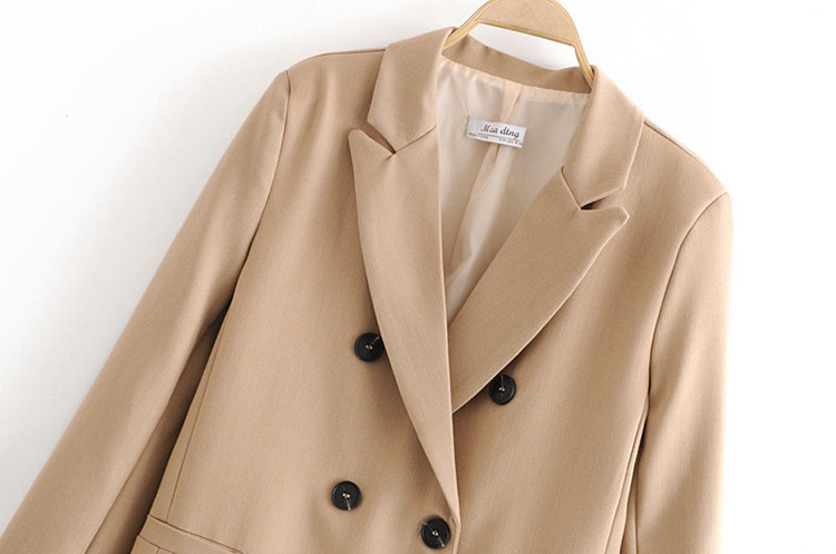 Hosszú női kabát bézs gombokkal