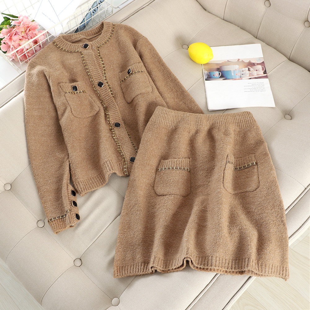 Modern női szett, mely egy kardigánt és egy szoknyát tartalmaz különböző színekben