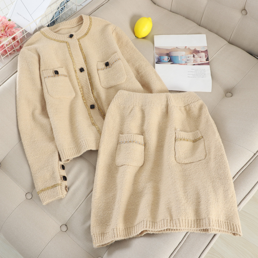 Modern női szett, mely egy kardigánt és egy szoknyát tartalmaz különböző színekben