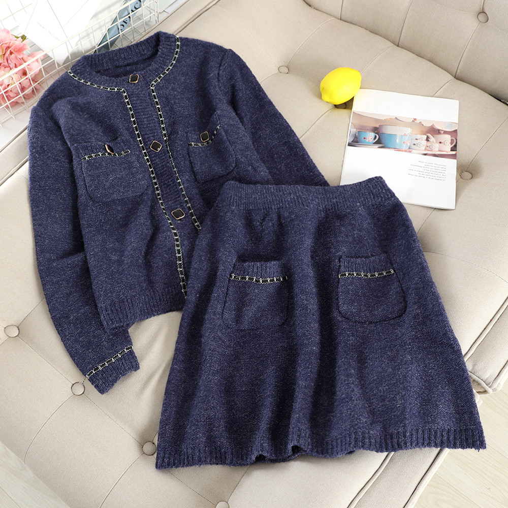 Modern női szett, mely egy kardigánt és egy szoknyát tartalmaz különböző színekben