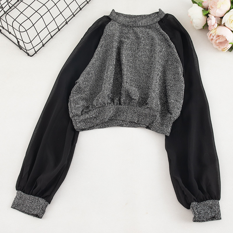 Σύντομη γυναικεία μπλούζα σε τέσσερα χρώματα με λαιμόκοψη O