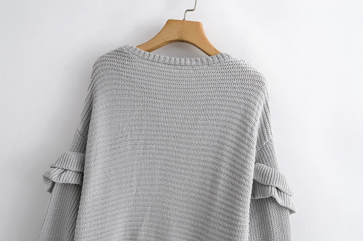 Μακρύ γυναικείο πουλόβερ με ωοειδές ντεκολτέ στο γκρι και λευκό χρώμα