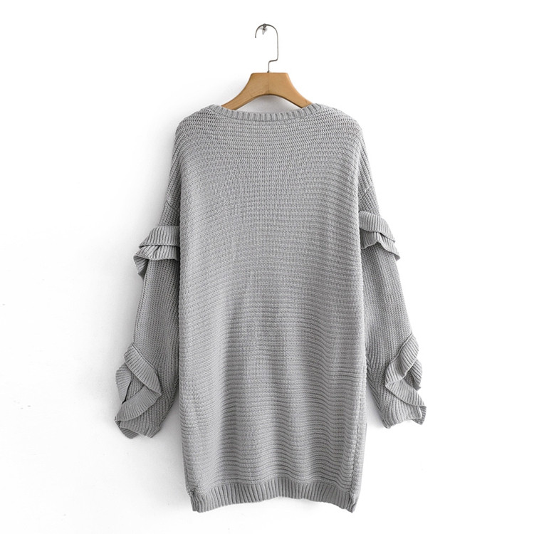 Μακρύ γυναικείο πουλόβερ με ωοειδές ντεκολτέ στο γκρι και λευκό χρώμα