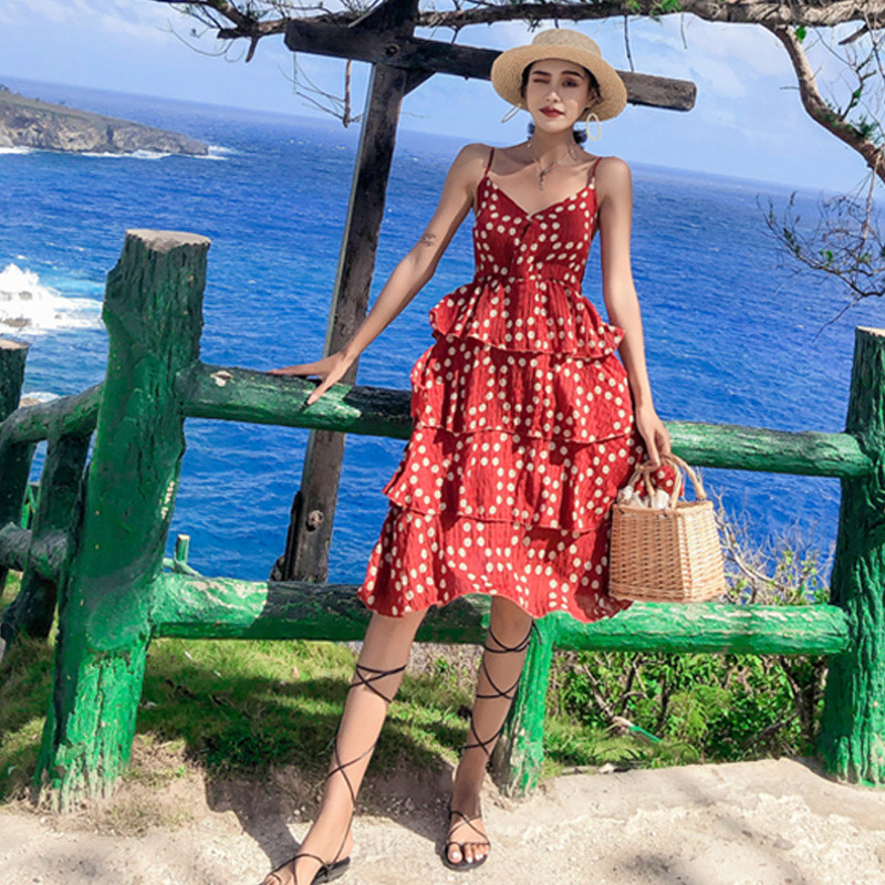 Új modellű női ruha pöttyökkel, vékony pántokkal, piros színben