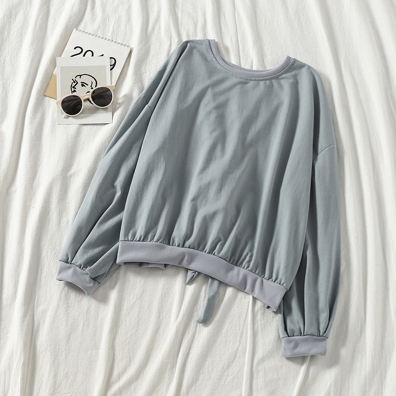 Bluză de damă modernă cu panglici pe spate în alb și albastru