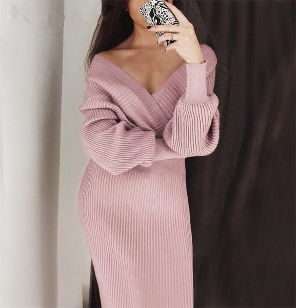 Κομψό γυναικείο πλεκτό φόρεμα με γυμνούς ώμους και μακρύ μανίκι