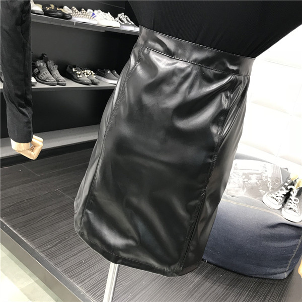 Fusta de dama din piele model nou cu inscriptii in negru