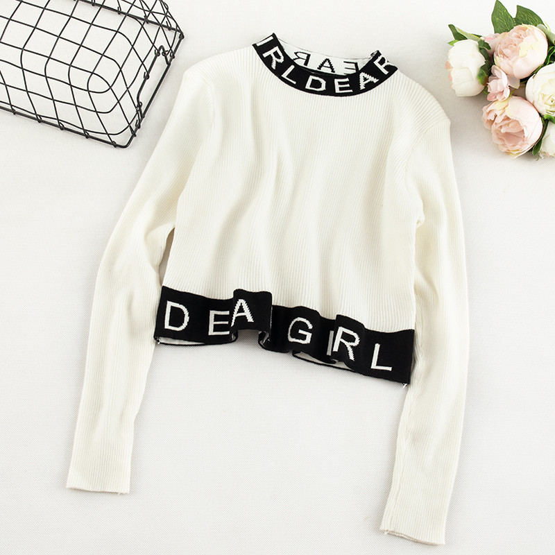 Bluză de damă cu decolteu O și inscripții în trei culori