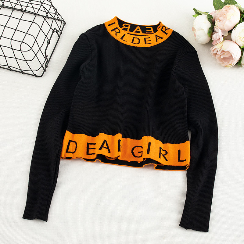 Bluză de damă cu decolteu O și inscripții în trei culori