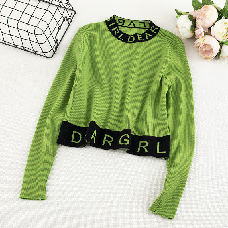 Bluză de damă cu decolteu O și inscripții în trei culori