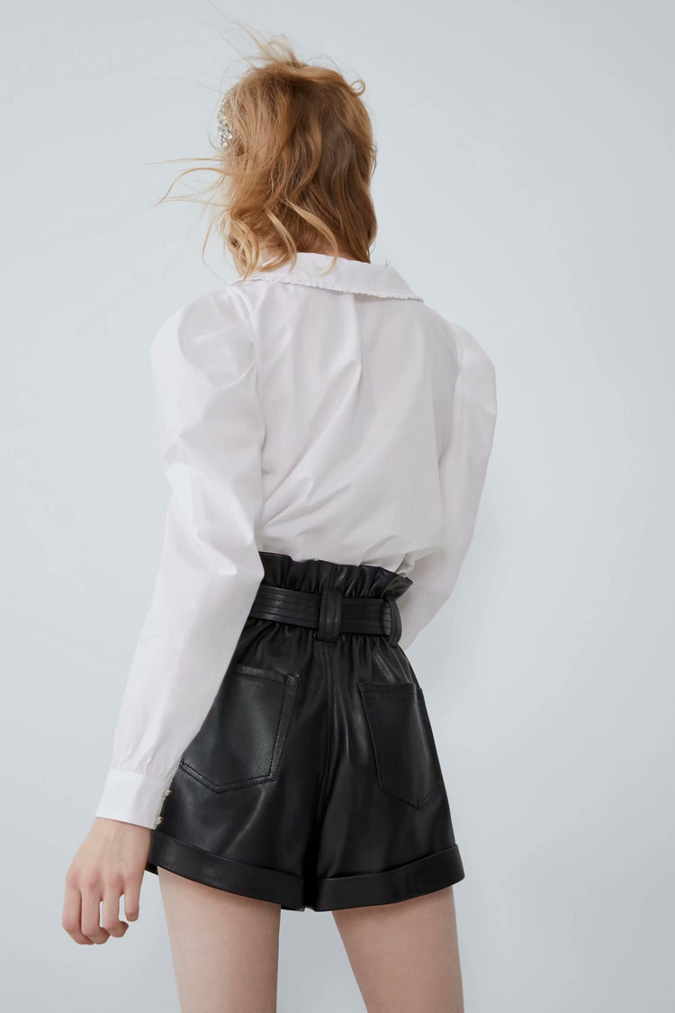 Női rövid bőrnadrág magas derékkal, fekete színben