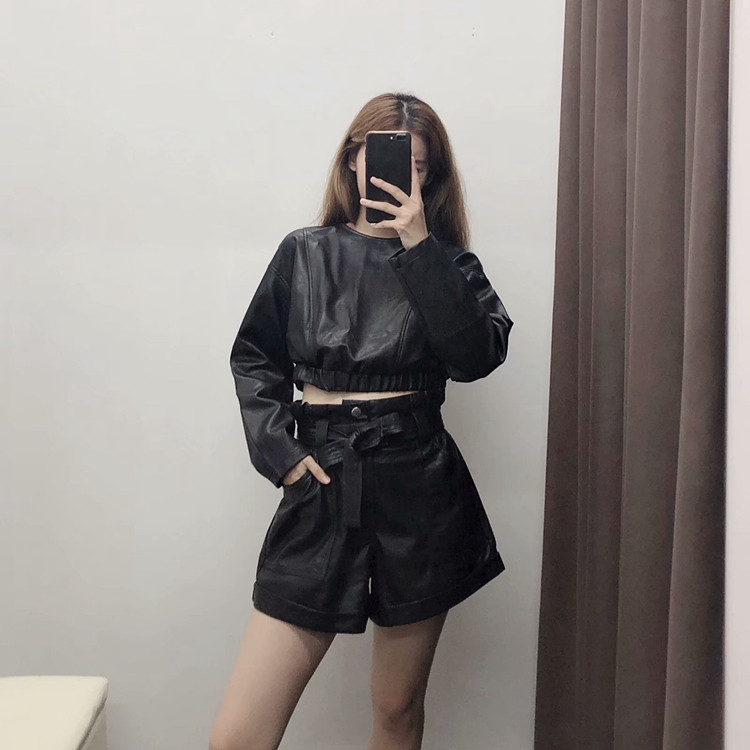 Női rövid bőrnadrág magas derékkal, fekete színben