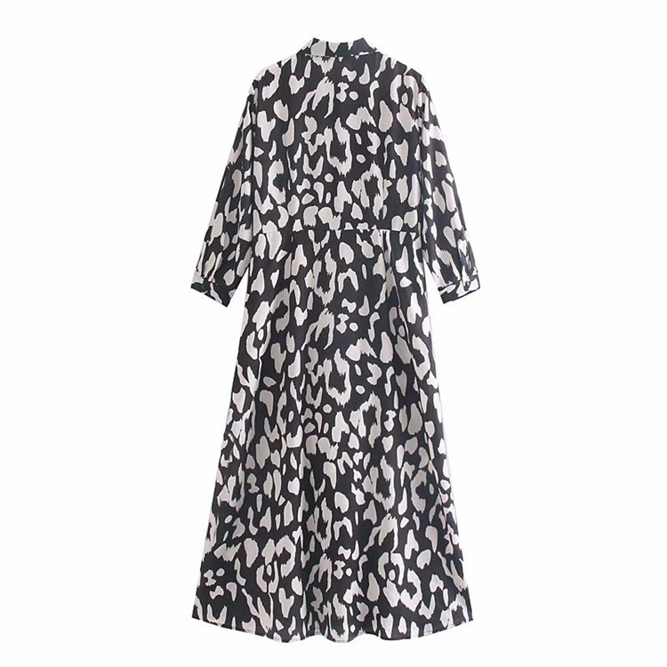 Hosszú alkalmi ruha klasszikus gallérral