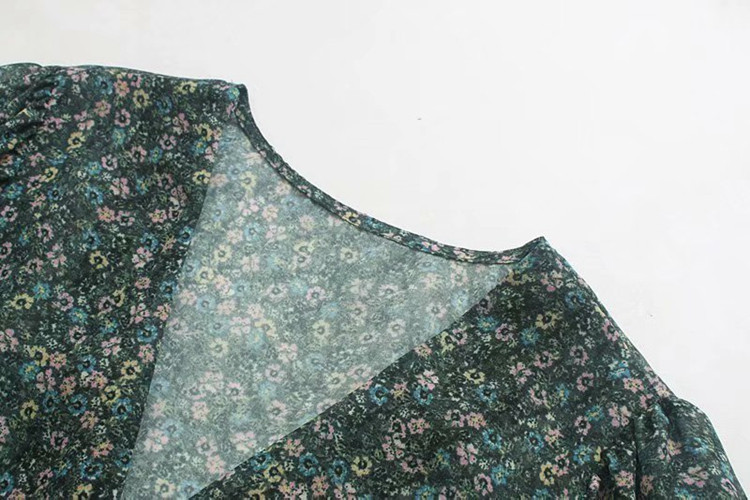 Hosszú ruha spitz nyakkivágással - szabású modell