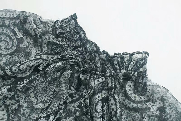 Bluză de damă din șifon cu model colorat și mâneci lungi