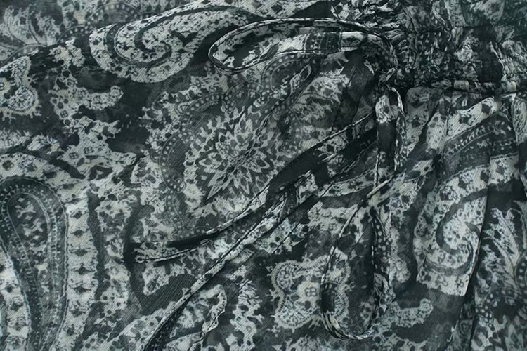 Bluză de damă din șifon cu model colorat și mâneci lungi