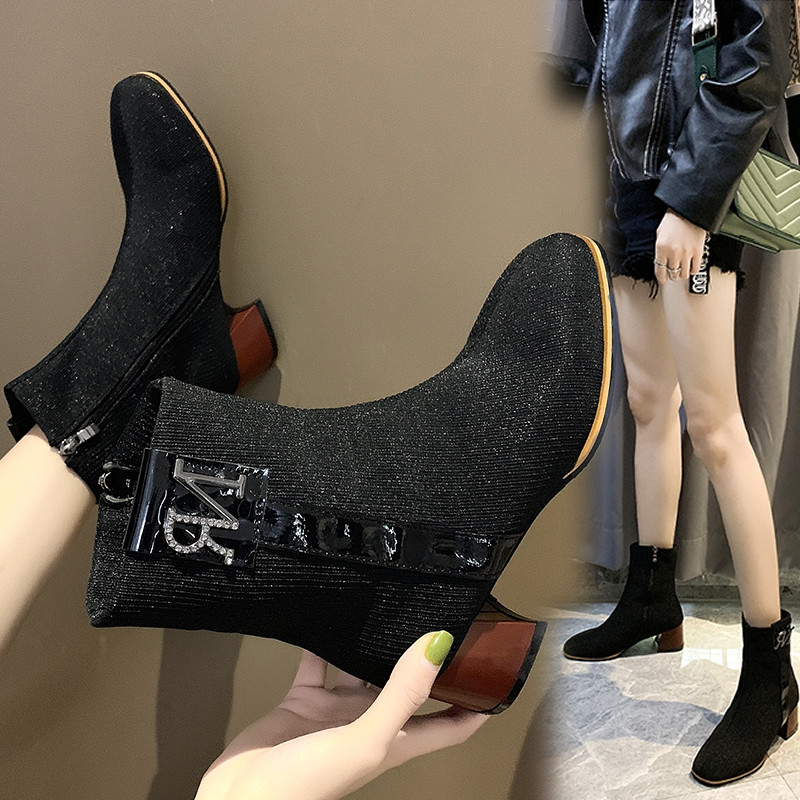 Μοντέρνες γυναικείες μπότες με φερμουάρ και πέτρες σε μαύρο χρώμα