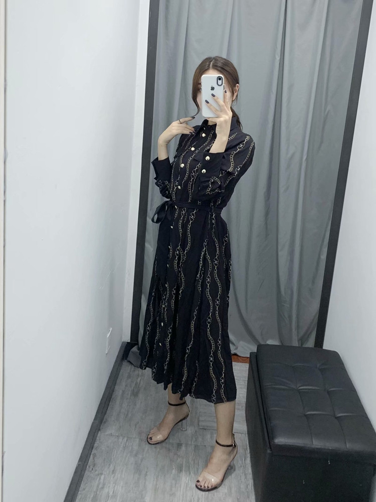 Hosszú alkalmi ruha fekete színben, színes mintával