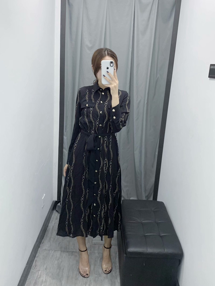 Hosszú alkalmi ruha fekete színben, színes mintával