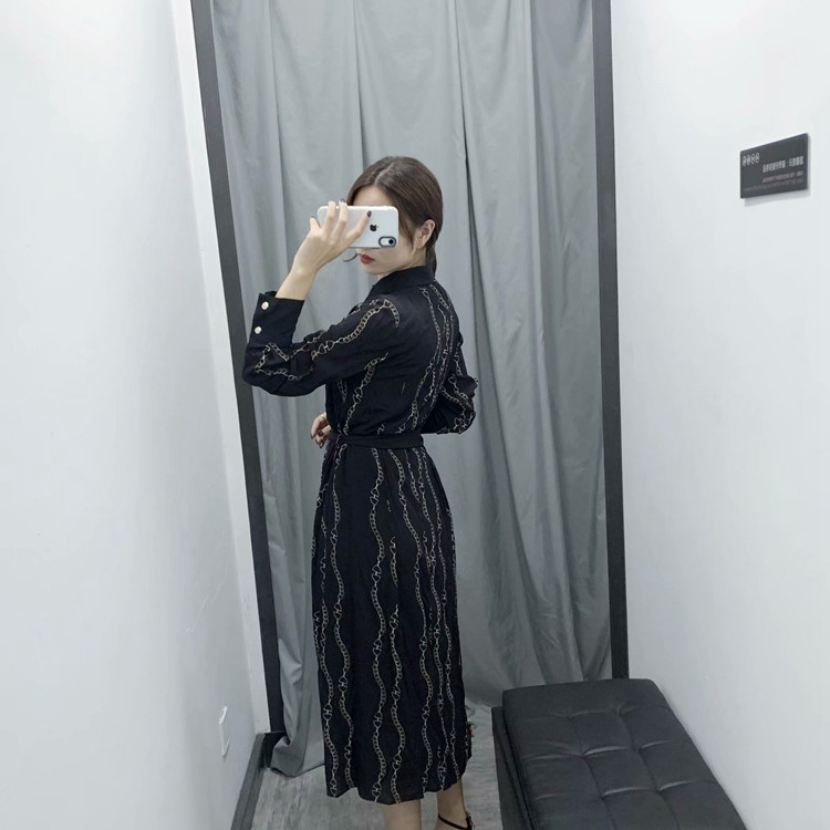 Hosszú alkalmi ruha fekete színben, színes mintával