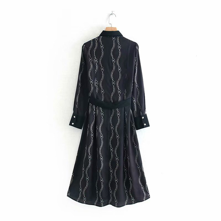 Hosszú alkalmi ruha fekete színben, színes mintával